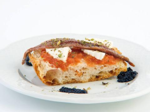 Pan de cristal con passata italiana, mozzarella y anchoa de la Escala