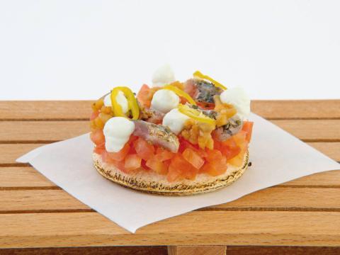 'Pizzeta de sardina a la brasa con emulsión de wasabi y piparras
