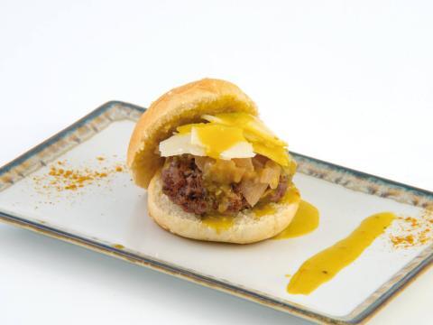 Burger casera de ternera con queso Grana Padano, cebolla caramelizada con Oporto y salsa de guacamole con miel y mostaza