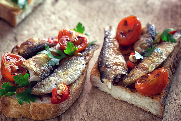 Montadito de sardinas y tomate