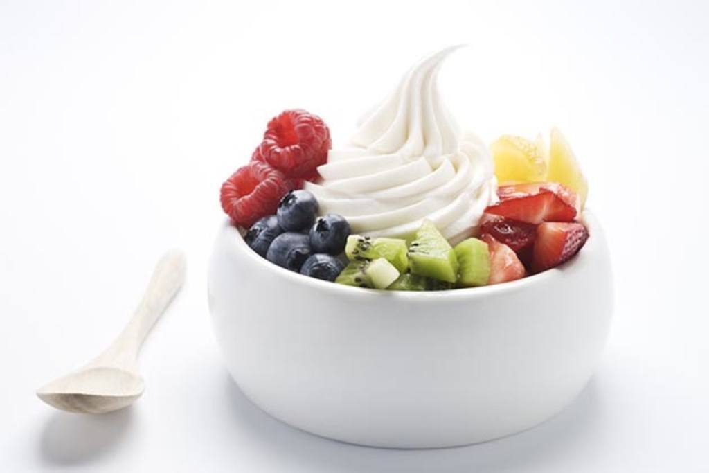 Yogur helado natural con fruta fresca