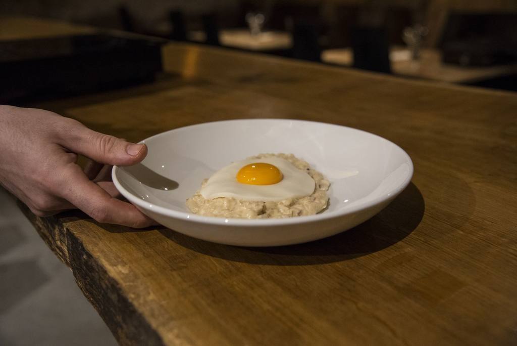 Aconsejamos que el comensal rompa el falso huevo y forme la mezcla 'carbonara' ya en la mesa.