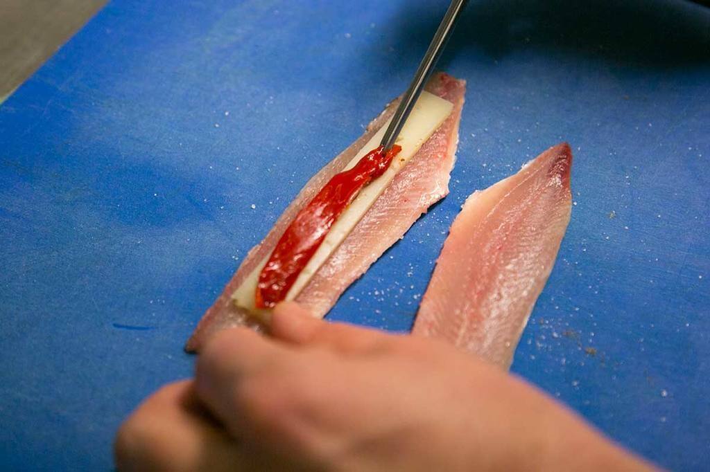 Cortamos el queso y los pimientos a tiras del mismo tamaño de las sardinas.