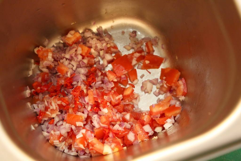 Mezclamos el tomate con los ajos. 