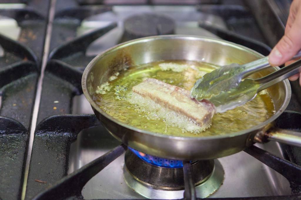 Pasar el atún por la harina y freírlo en aceite bien caliente, unos 30 segundos por cara. El rebozado resultante debe ser muy ligero. Eliminar el exceso de aceite con la ayuda de un papel de cocina y reservar.