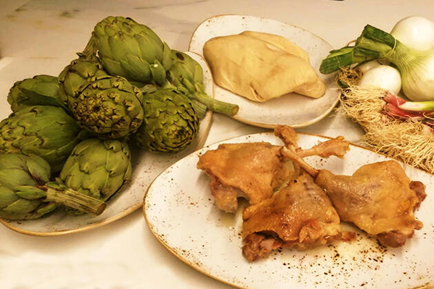 Alcachofa rellena de confit de pato con salsa de boletus, foie y trufa