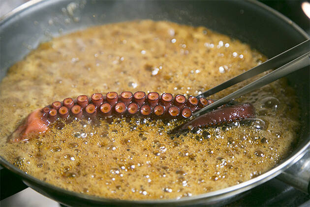 Pulpo con cremoso de berenjena y salsa agridulce  