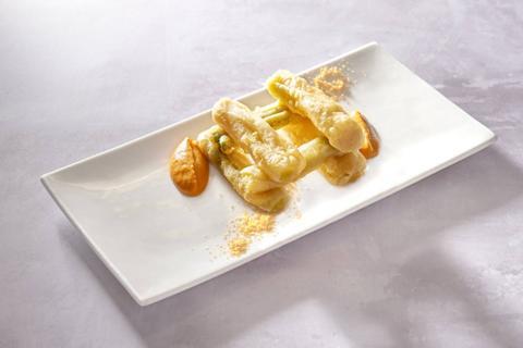 Calçots en tempura con romesco