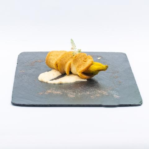 Salaílla con boquerón en tempura de salailla relleno de gambas y espinacas sobre crema de langostino 