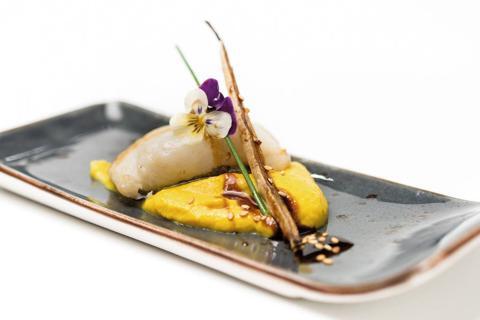 Bacalao confitado con berenjena y miel de caña sobre crema de 'céleri' con curry de madrás