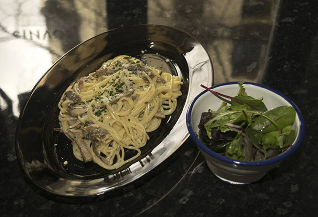 Espaguetis carbonara con setas y ensalada de brotes verdes de Lovnis. 